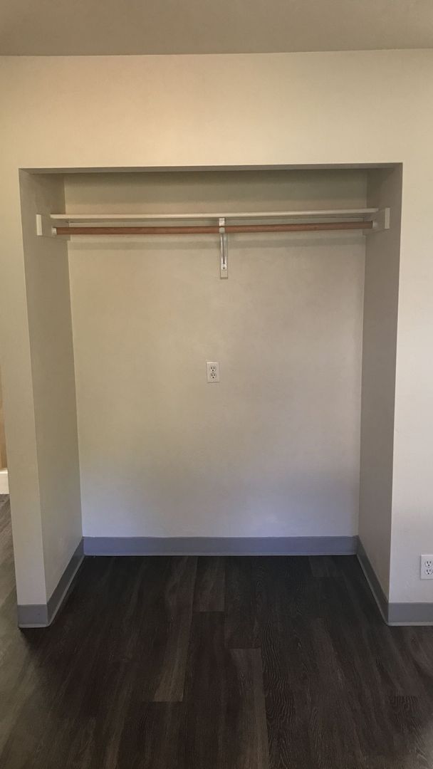 Building Photo - (DUP) Large Studio Apartment - Upgraded Plank Flooring, Large Closets, Top Floor Unit!!