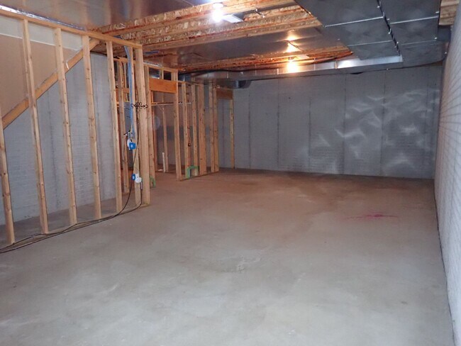 Building Photo - 1495 Newport St