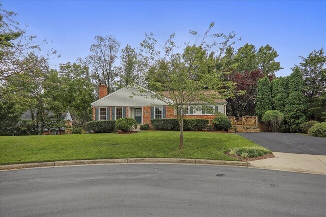 Building Photo - Beautiful 4 BR 3 BA home in quiet neighbor...