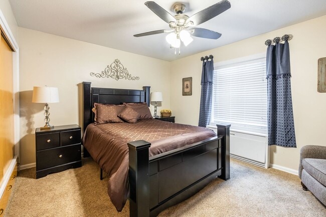 Building Photo - Your Fully Furnished 3 Bed 2 Bath Home Awaits Immediate Move-In!