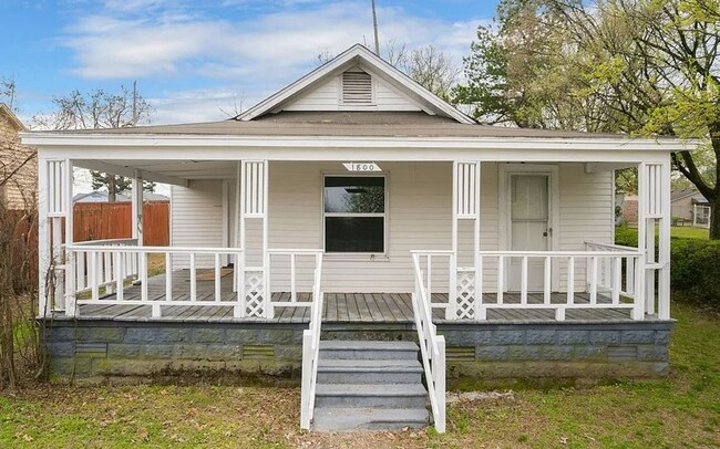 Building Photo - Freshly Updated 2 Bedroom House