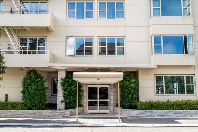 Primary Photo - 1000 Green Apartments