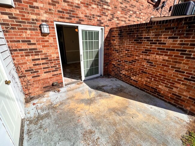 Building Photo - Charming Brick Townhome in Clemmons/Winston Salem w/ Community Pool!