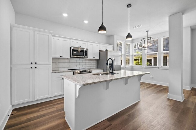 Building Photo - Beautiful and Modern Home!