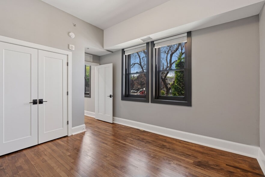 Building Photo - 107 Chestnut St E