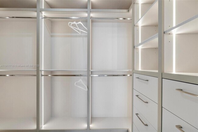 Building Photo - 700 NE 24th St