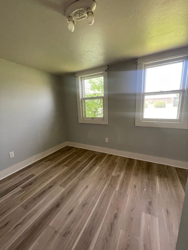 Building Photo - 2 Bedroom Duplex