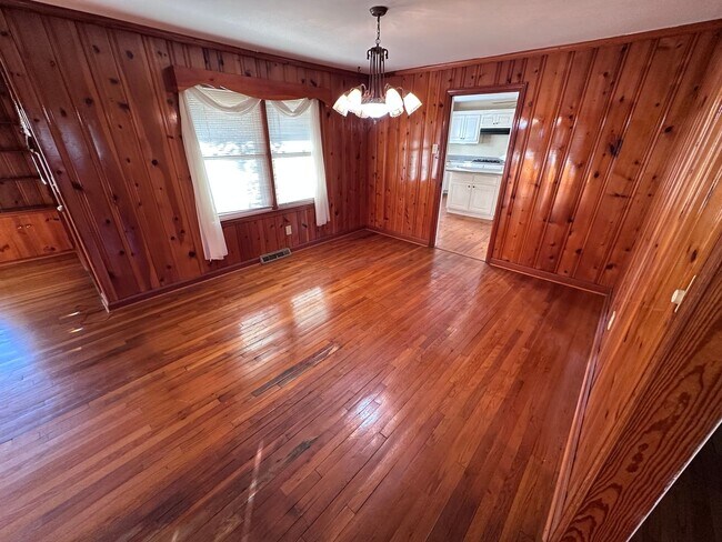 Building Photo - 3 Bedrooms- 2 Bathrooms- House in Armuchee!