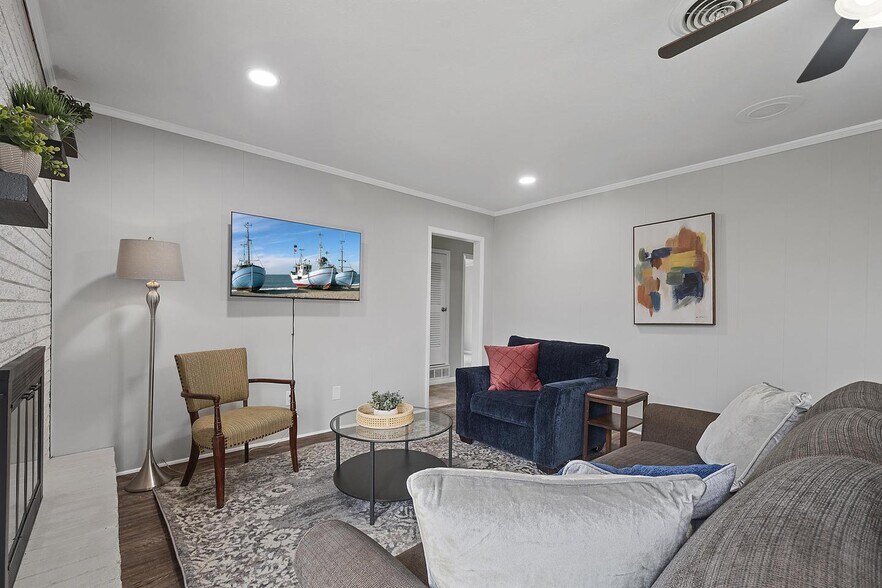Primary Photo - Bright & spacious 6-bedroom retreat in Ben...