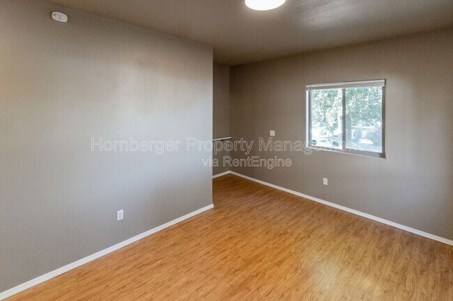 Building Photo - 1023 W Knox Ave