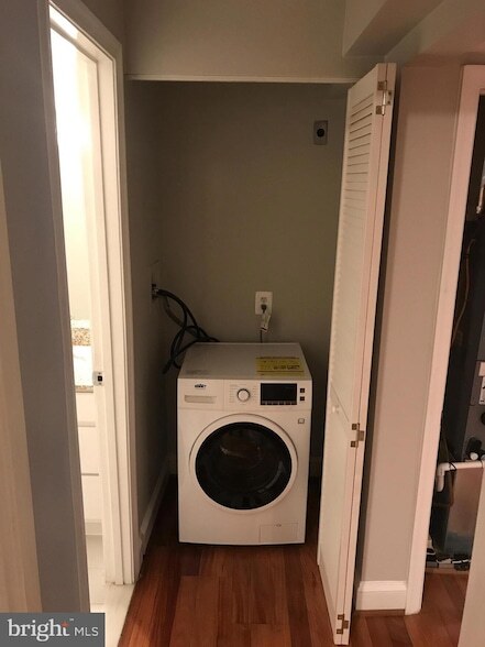 Building Photo - 610 Main St