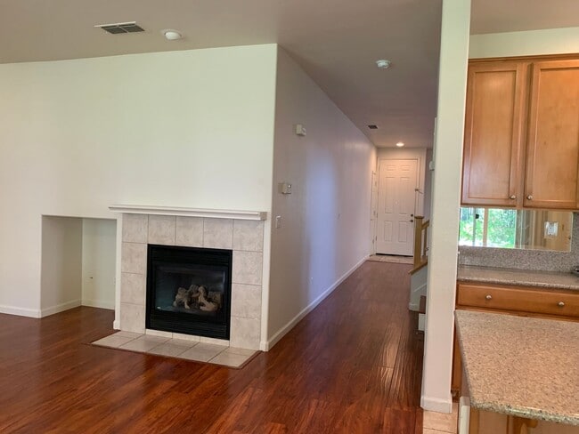 Building Photo - Spacious 4 bedroom 2.5 Bathroom Gold River...