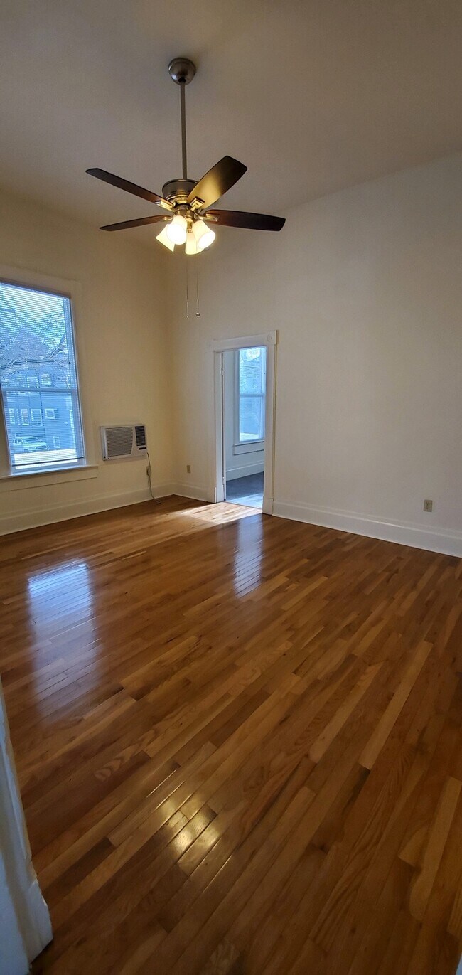 Building Photo - 714 17th St