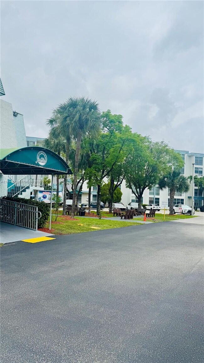 Building Photo - 17570 Atlantic Blvd