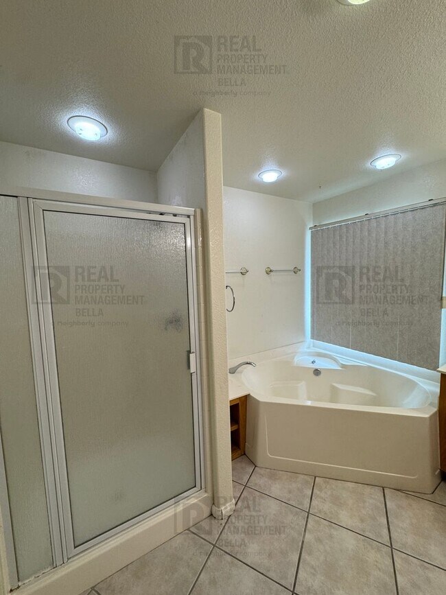 Building Photo - $750 MOVE-IN SPECIAL DISCOUNT AVAILABLE! Luxury Living Awaits: Stunning 4-Bedroom Cul-de-Sac Retr...
