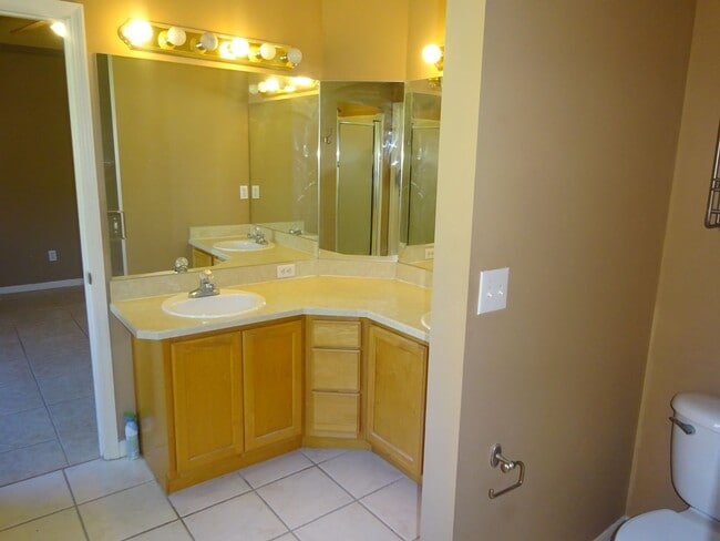 Building Photo - Spacious Home In South Pointe