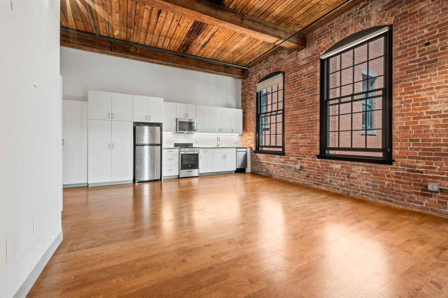 Primary Photo - 100 Allyn St