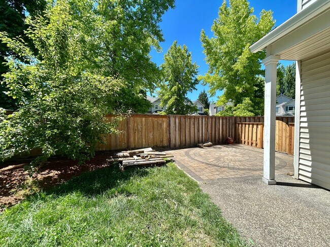 Building Photo - Spacious 4 Bed, 2.5 Bath House