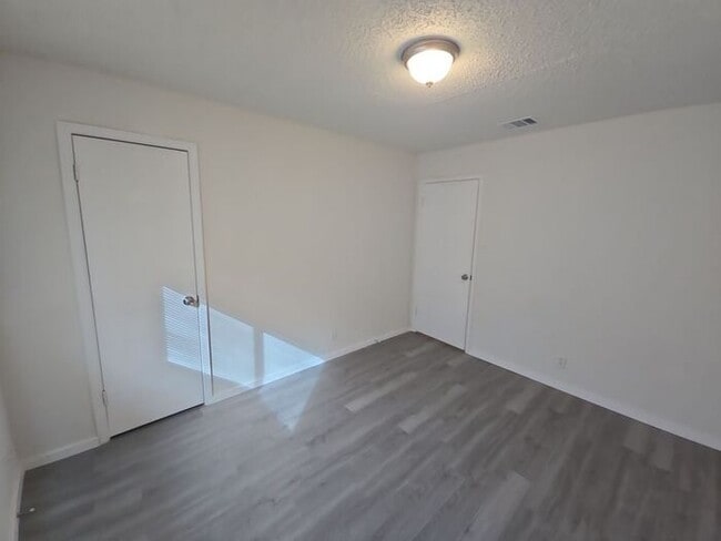 Building Photo - **Newly Updated 2 Bed Home with Spacious B...