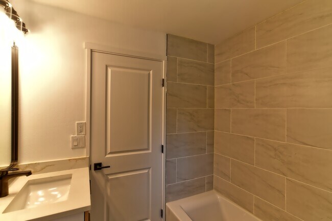 Building Photo - Everett Duplex