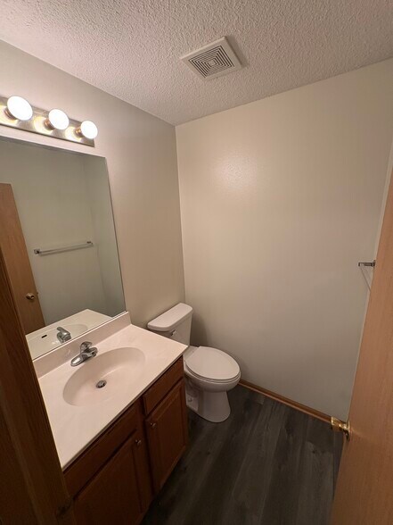Building Photo - 872 Edgewater Dr