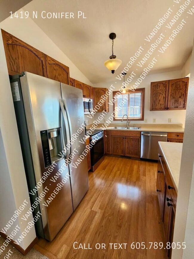 Building Photo - 1419 N Conifer Pl