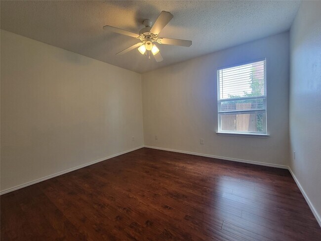 Building Photo - 1537 Fairfield Dr