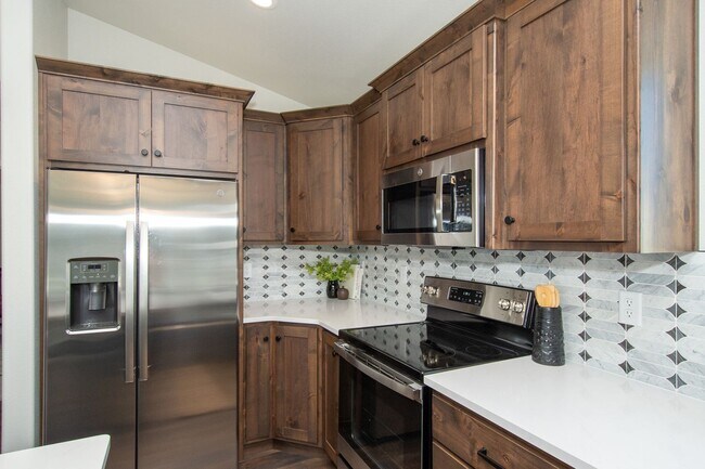 Building Photo - 4 Bed 3 Bath Single Family Home