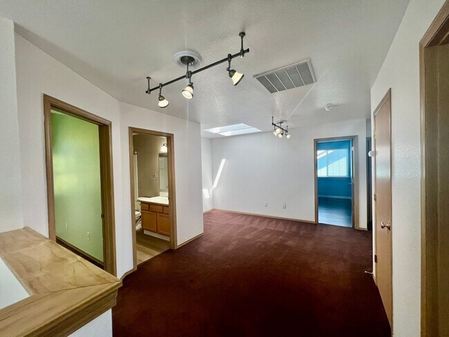 Building Photo - Well Maintained and Spacious 4 Bed