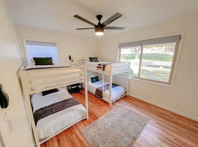 Building Photo - Modern 4 bed/2 bath with Mountain Views and a Fenced Backyard