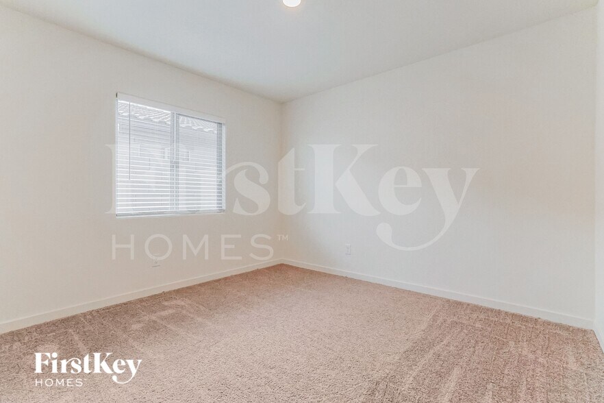 Building Photo - 976 W 20th St