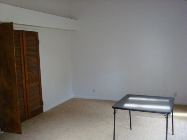 Master Bedroom - 732 Lake Terrace Cir