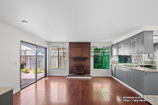 Building Photo - 740 Hollyhock Dr