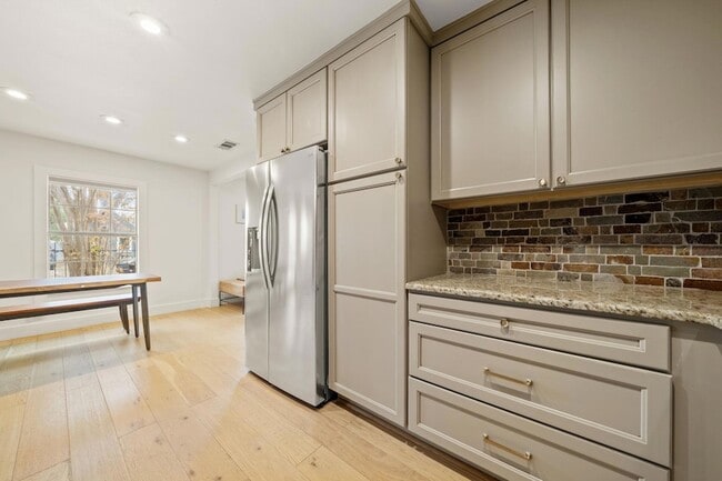 Building Photo - 912 Mansell Ave