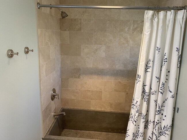 Building Photo - Charming 3 bdrm / 2 bath Home, Minutes fro...