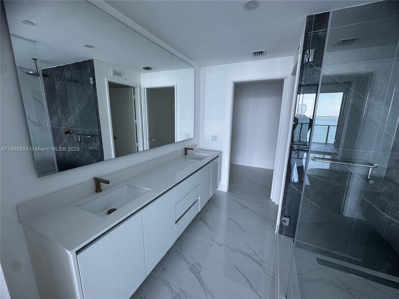 Building Photo - 700 NE 24th St