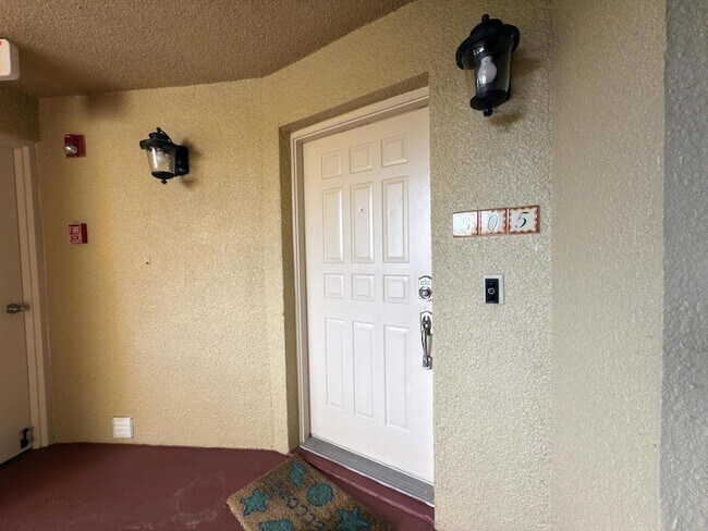 Building Photo - 700 Uno Lago Dr