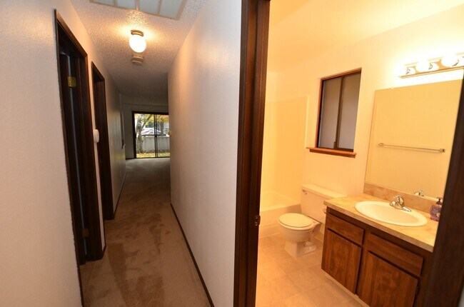 Building Photo - Charming 2-bedroom Townhome Near Downtown Beaverton!