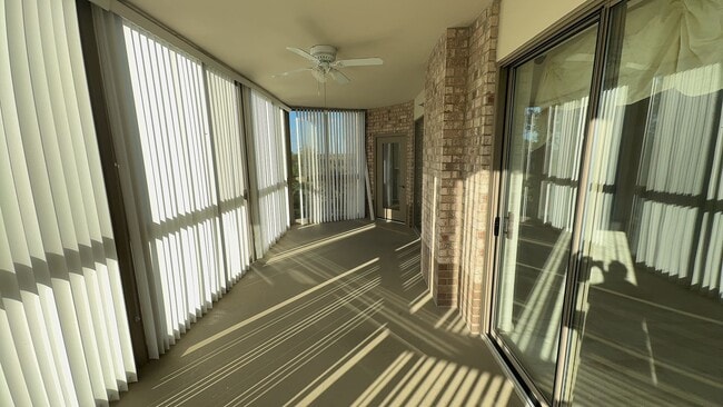 Building Photo - Sun-filled 2 Bed 2 Bath Condo With Sunroom...