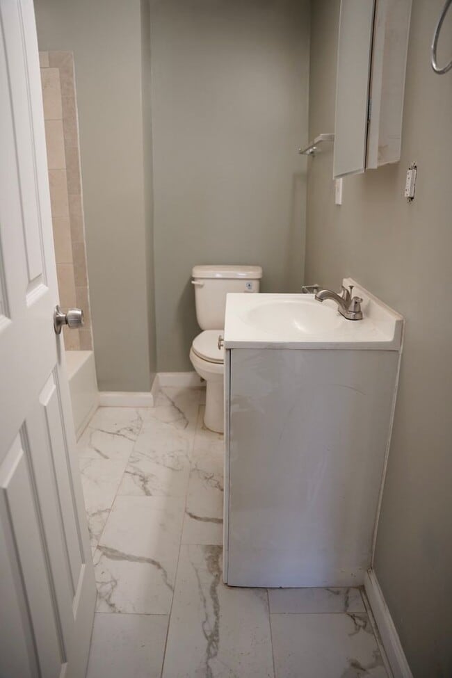 Building Photo - Lovely 2 BR/1 BA Condo in Columbia Heights!