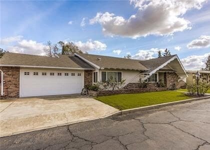 Building Photo - 1019 E Walnut Ave