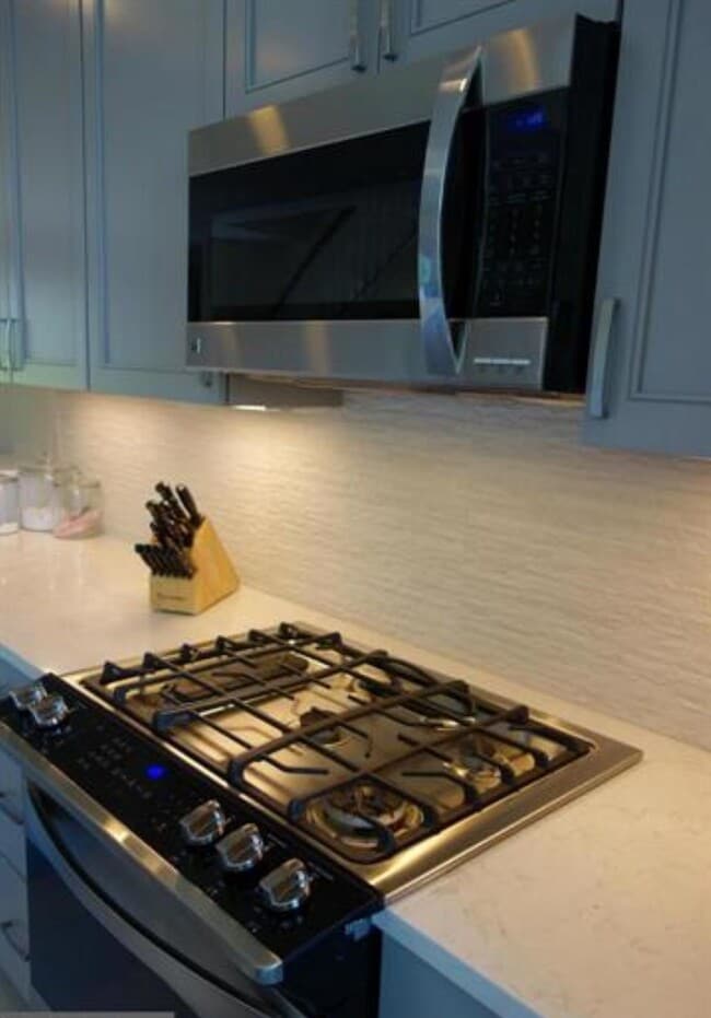 Gas cooking - 1439 N Scott St