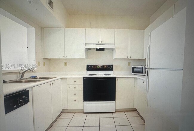 Building Photo - 3020 NE 32nd Ave