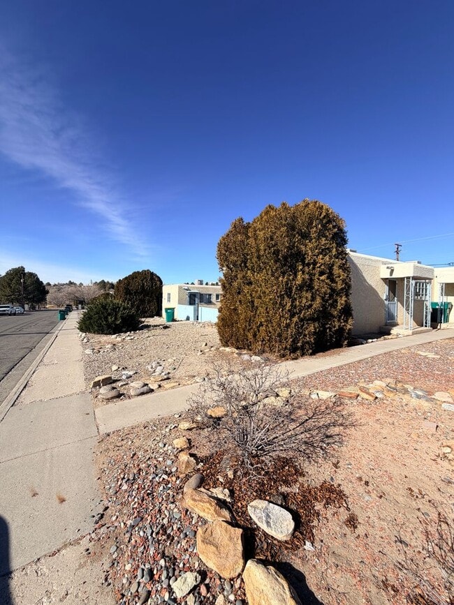 Building Photo - 402 E 18th St