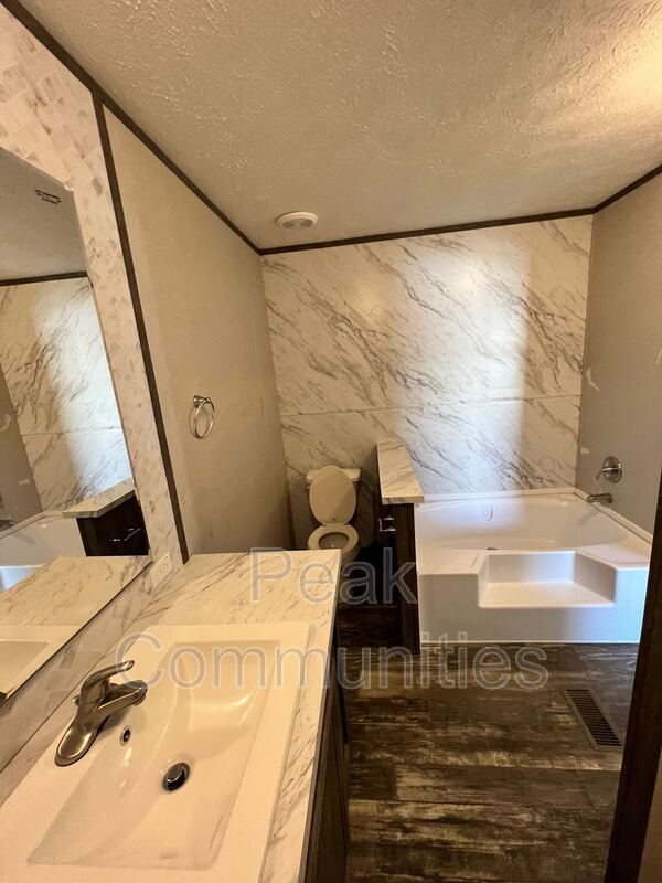 Building Photo - 215 Peach St