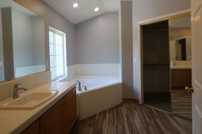 Building Photo - 2 Bedroom 2 Bathroom