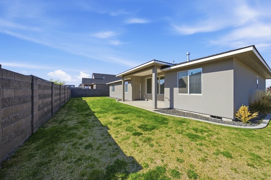 Building Photo - 2548 Casa Bella Ave