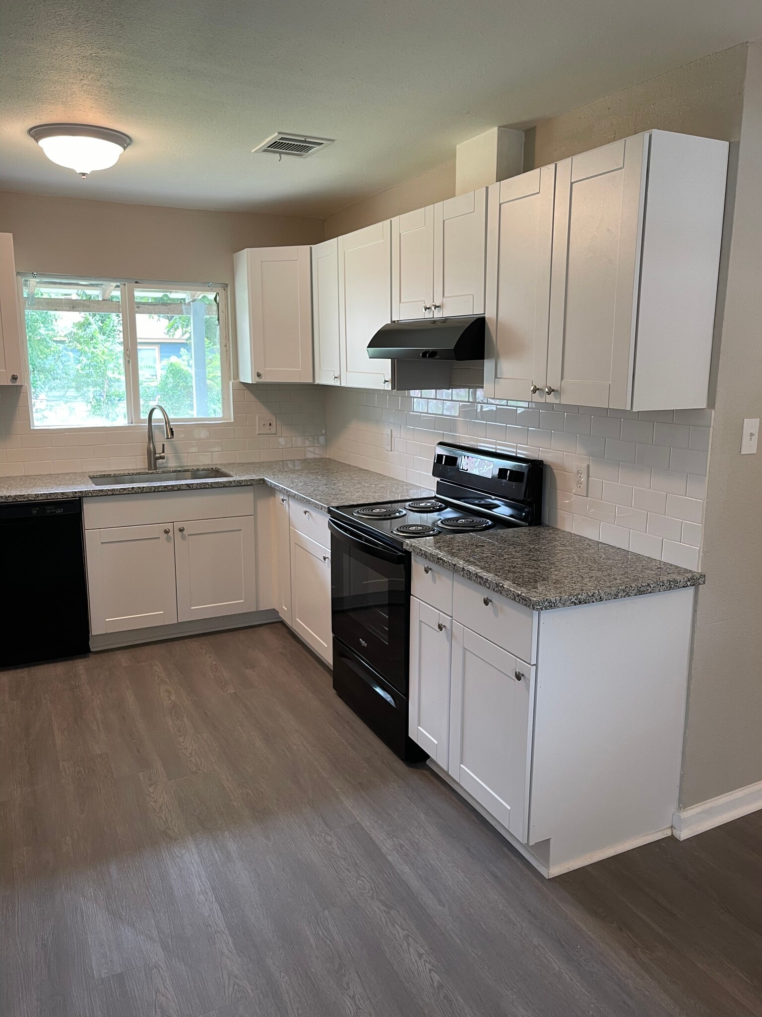 Building Photo - 9505 Sierra Dr
