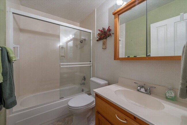 Building Photo - Lake Forest 3 Bedroom Ski Lease
