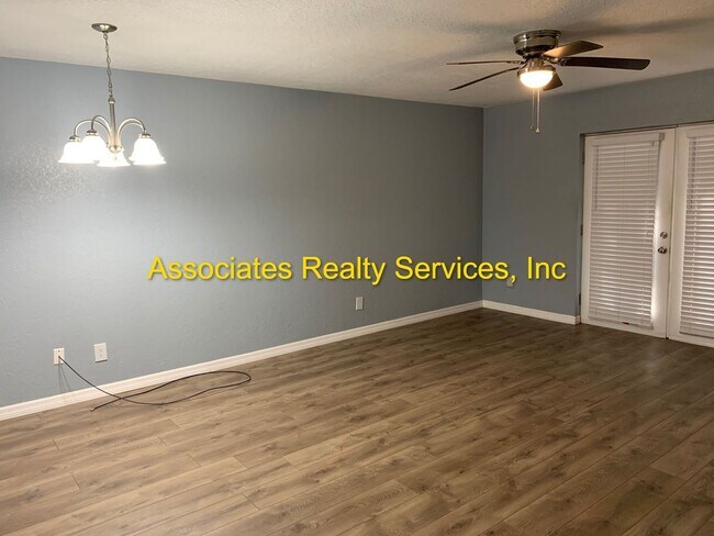 Building Photo - 2 Bed/2.5 bath End Unit Town home!  LOOK !!! FULLY FENCED BACKYARD!!!